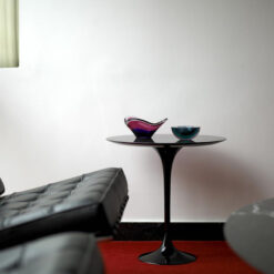 Alternative view of Saarinen Tulip Low Tables - Knoll