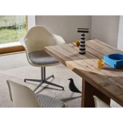 Alternative view of Eames Fiberglass Armchair DAL - Vitra